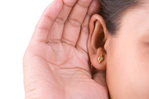 nadstawione ucho kobiety